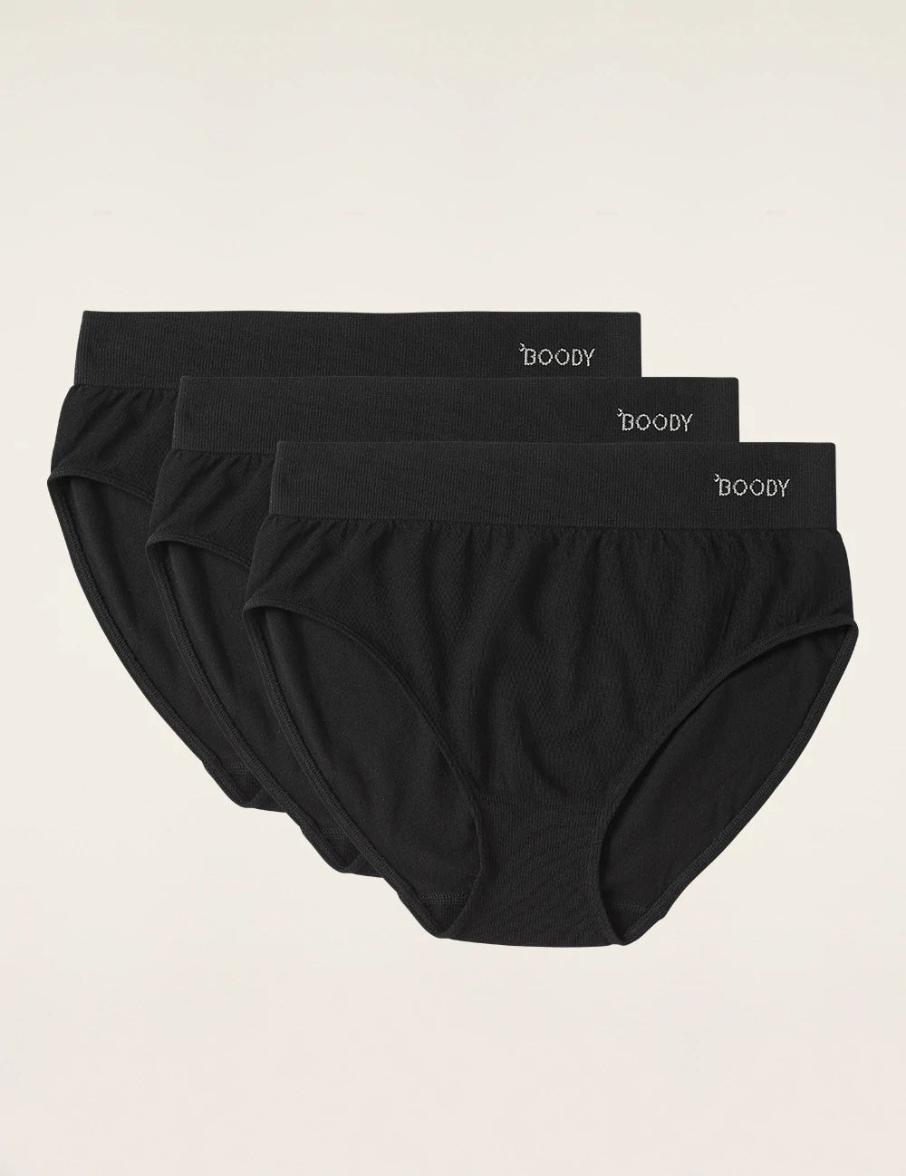 Boody's Full Brief er blød, støttende og har en flatterende pasform med høj talje. De er sømfrit og har en blød ribbet linning, der ligger fladt på din hud, gnaver ikke og efterlader et udsøgt udseende under tøjet. Der er intet mere flatterende end en perfekt pasform og det har disse trusser. Maxi trusser er måske en smule gammeldags, men vores producenter bruger en splinterny teknologi til at lave disse elastiske og sømfri herligheder. De er særligt gode under højtaljede bukser og kjoler.