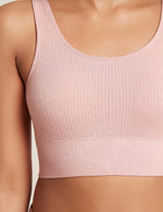 Vores Ribbed Seamless Bra er lavet i et åndbart og elastisk ribbet strikstof. Den kan bæres under noget eller alene som en crop top. Ribbed Seamless Bra har den perfekte balance mellem stil og komfort. Oplev den bløde ryg og brede underbånd, som giver støtte hele dagen. Denne bh har brede ikke-justerbare stopper i et sømfrit design. Den har ingen polstring, men er dobbelt lag for at give dig støtte og komfort på samme tid.