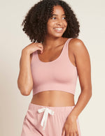 Vores Ribbed Seamless Bra er lavet i et åndbart og elastisk ribbet strikstof. Den kan bæres under noget eller alene som en crop top. Ribbed Seamless Bra har den perfekte balance mellem stil og komfort. Oplev den bløde ryg og brede underbånd, som giver støtte hele dagen. Denne bh har brede ikke-justerbare stopper i et sømfrit design. Den har ingen polstring, men er dobbelt lag for at give dig støtte og komfort på samme tid.
