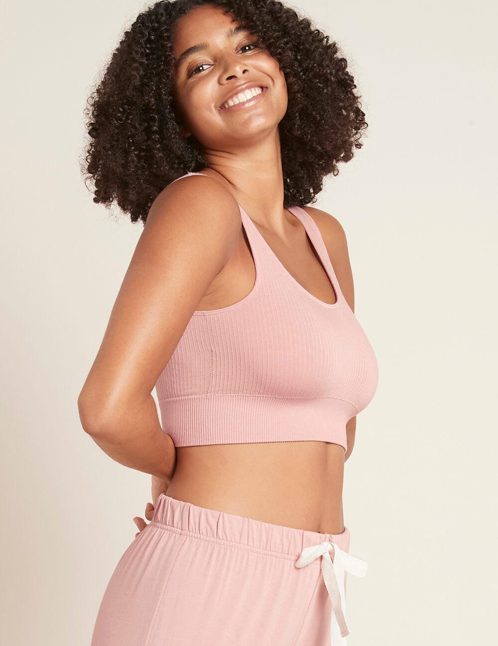 Vores Ribbed Seamless Bra er lavet i et åndbart og elastisk ribbet strikstof. Den kan bæres under noget eller alene som en crop top. Ribbed Seamless Bra har den perfekte balance mellem stil og komfort. Oplev den bløde ryg og brede underbånd, som giver støtte hele dagen. Denne bh har brede ikke-justerbare stopper i et sømfrit design. Den har ingen polstring, men er dobbelt lag for at give dig støtte og komfort på samme tid.