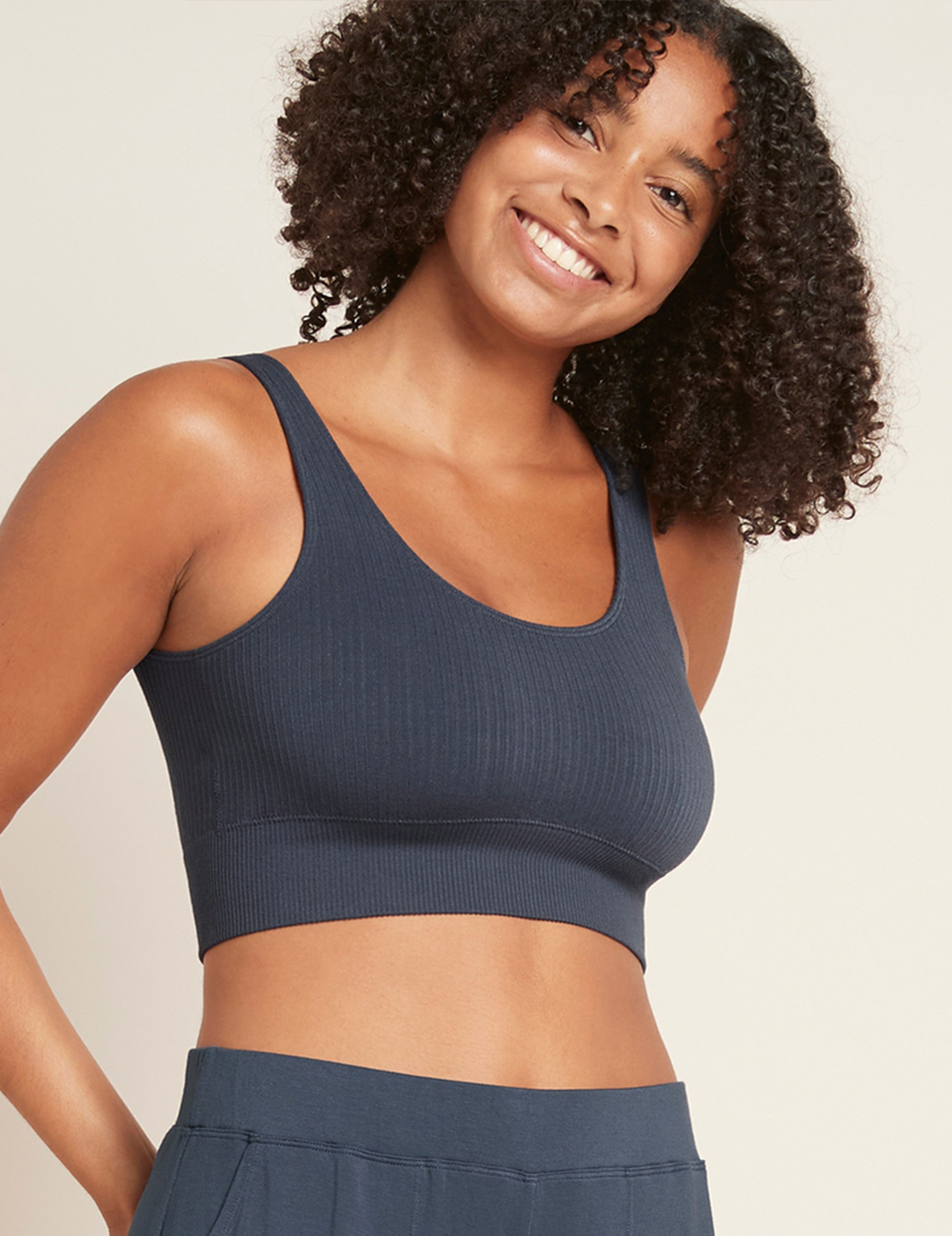 Vores Ribbed Seamless Bra er lavet i et åndbart og elastisk ribbet strikstof. Den kan bæres under noget eller alene som en crop top. Ribbed Seamless Bra har den perfekte balance mellem stil og komfort. Oplev den bløde ryg og brede underbånd, som giver støtte hele dagen. Denne bh har brede ikke-justerbare stopper i et sømfrit design. Den har ingen polstring, men er dobbelt lag for at give dig støtte og komfort på samme tid.