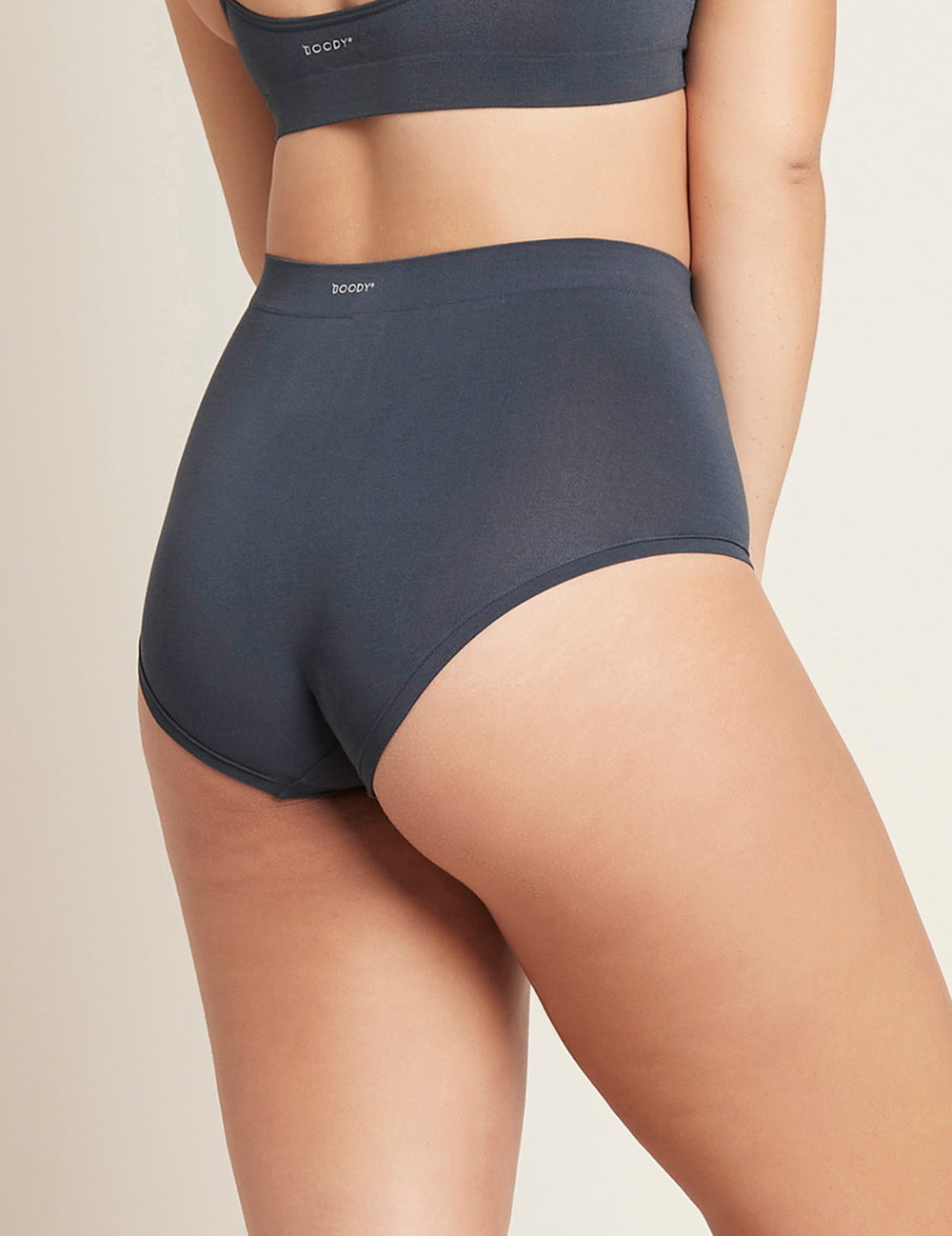 Boody's LYOLYTE® Full Boyleg Brief er let at have på og blød at røre ved. Full Boyleg Brief sidder højt på din talje med en lavt skåret benåbning og har en behagelig flad, sømfri, ribbet linning. Maxi trusser er måske en smule gammeldags, men vores producenter bruger en splinterny teknologi til at lave disse elastiske og sømfri herligheder. De er særligt gode under højtaljede bukser og kjoler.