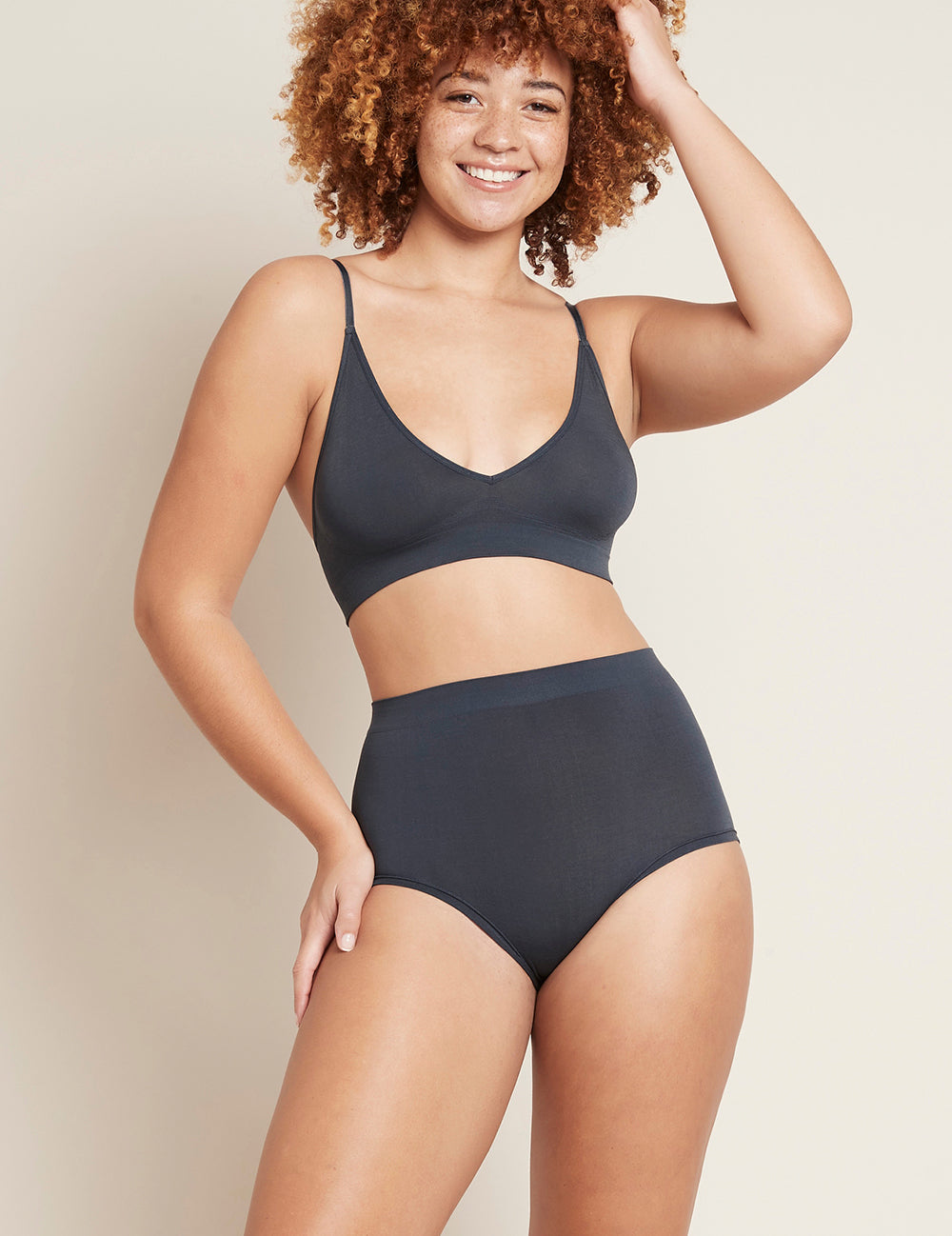 Boody's LYOLYTE® Full Boyleg Brief er let at have på og blød at røre ved. Full Boyleg Brief sidder højt på din talje med en lavt skåret benåbning og har en behagelig flad, sømfri, ribbet linning. Maxi trusser er måske en smule gammeldags, men vores producenter bruger en splinterny teknologi til at lave disse elastiske og sømfri herligheder. De er særligt gode under højtaljede bukser og kjoler.