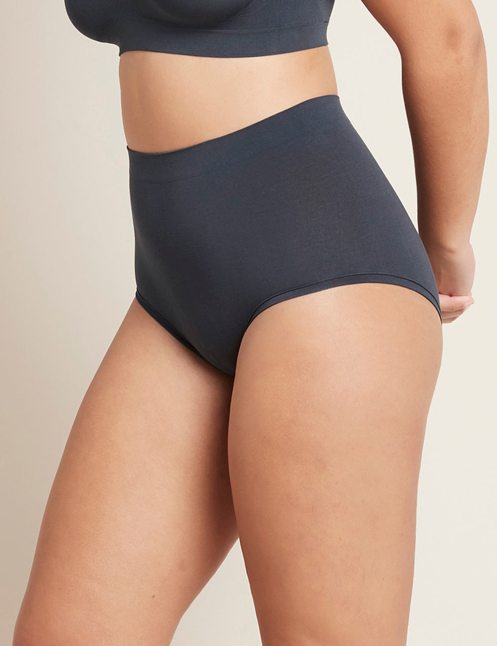 Boody's LYOLYTE® Full Boyleg Brief er let at have på og blød at røre ved. Full Boyleg Brief sidder højt på din talje med en lavt skåret benåbning og har en behagelig flad, sømfri, ribbet linning. Maxi trusser er måske en smule gammeldags, men vores producenter bruger en splinterny teknologi til at lave disse elastiske og sømfri herligheder. De er særligt gode under højtaljede bukser og kjoler.