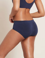 Boody's komfortable Midi Briefs omfavner din hofter alle de rigtige steder. Ikke for højt eller for lavt men perfekt midt i mellem vores Classic Bikini og Full Briefs. Den brede elastik i toppen giver støtte uden at stramme og vil naturligt hjælpe til at forme din figur. Midi Brief har en klassisk form som tilbyder moderat til fuld dækning.