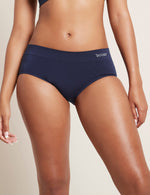 Boody's komfortable Midi Briefs omfavner din hofter alle de rigtige steder. Ikke for højt eller for lavt men perfekt midt i mellem vores Classic Bikini og Full Briefs. Den brede elastik i toppen giver støtte uden at stramme og vil naturligt hjælpe til at forme din figur. Midi Brief har en klassisk form som tilbyder moderat til fuld dækning.