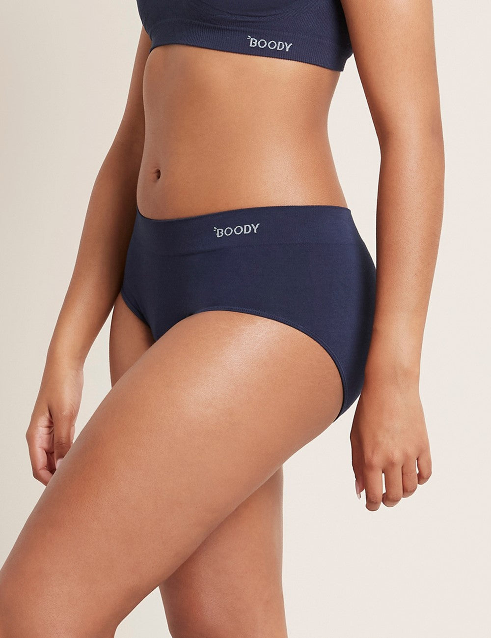 Boody's komfortable Midi Briefs omfavner din hofter alle de rigtige steder. Ikke for højt eller for lavt men perfekt midt i mellem vores Classic Bikini og Full Briefs. Den brede elastik i toppen giver støtte uden at stramme og vil naturligt hjælpe til at forme din figur. Midi Brief har en klassisk form som tilbyder moderat til fuld dækning.