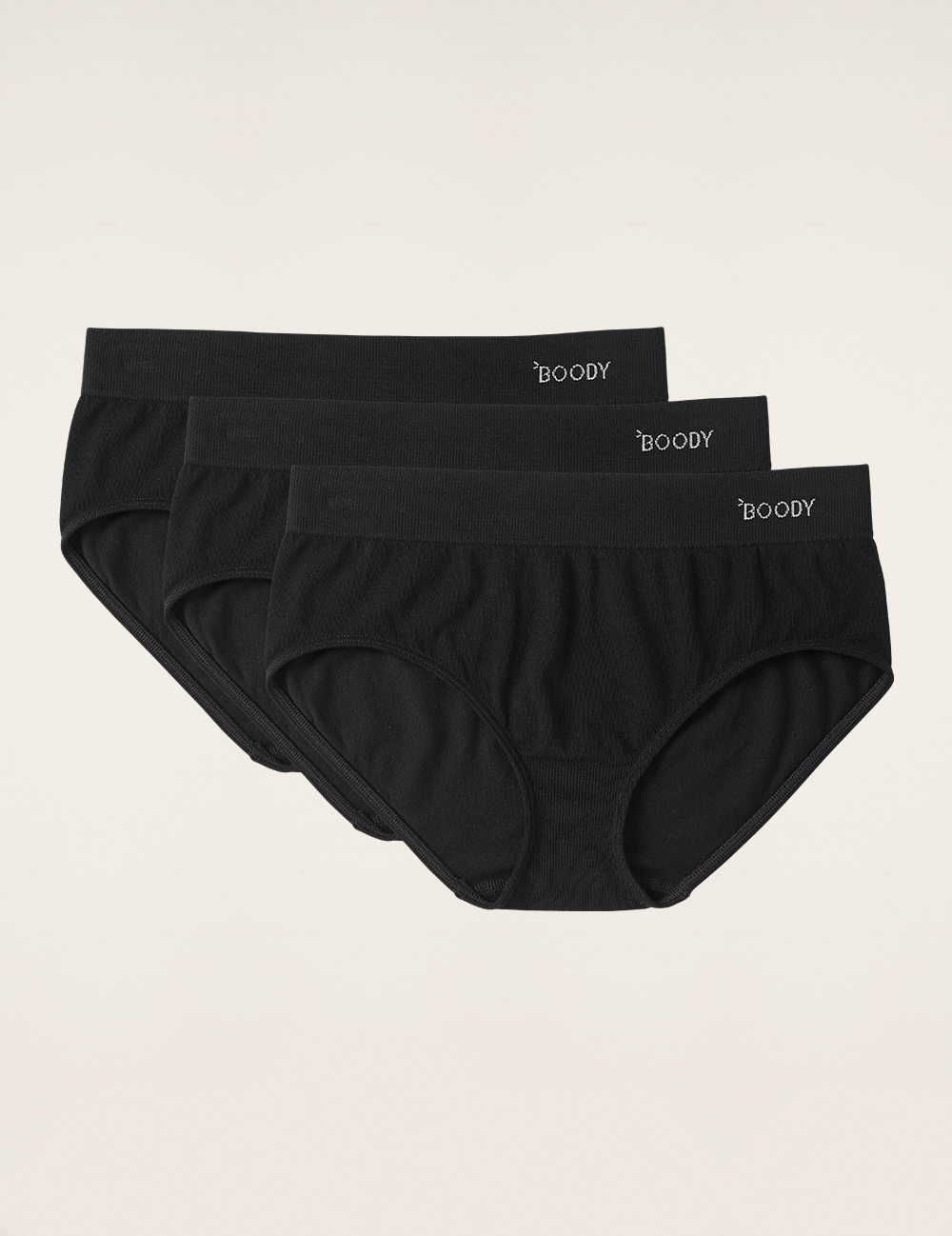 Boody's komfortable Midi Briefs omfavner din hofter alle de rigtige steder. Ikke for højt eller for lavt men perfekt midt i mellem vores Classic Bikini og Full Briefs. Den brede elastik i toppen giver støtte uden at stramme og vil naturligt hjælpe til at forme din figur. Midi Brief har en klassisk form som tilbyder moderat til fuld dækning.