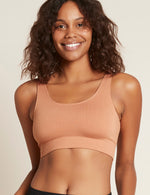 Vores Ribbed Seamless Bra er lavet i et åndbart og elastisk ribbet strikstof. Den kan bæres under noget eller alene som en crop top. Ribbed Seamless Bra har den perfekte balance mellem stil og komfort. Oplev den bløde ryg og brede underbånd, som giver støtte hele dagen. Denne bh har brede ikke-justerbare stopper i et sømfrit design. Den har ingen polstring, men er dobbelt lag for at give dig støtte og komfort på samme tid.