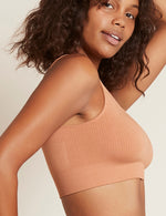 Vores Ribbed Seamless Bra er lavet i et åndbart og elastisk ribbet strikstof. Den kan bæres under noget eller alene som en crop top. Ribbed Seamless Bra har den perfekte balance mellem stil og komfort. Oplev den bløde ryg og brede underbånd, som giver støtte hele dagen. Denne bh har brede ikke-justerbare stopper i et sømfrit design. Den har ingen polstring, men er dobbelt lag for at give dig støtte og komfort på samme tid.