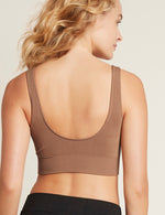 Vores Ribbed Seamless Bra er lavet i et åndbart og elastisk ribbet strikstof. Den kan bæres under noget eller alene som en crop top. Ribbed Seamless Bra har den perfekte balance mellem stil og komfort. Oplev den bløde ryg og brede underbånd, som giver støtte hele dagen. Denne bh har brede ikke-justerbare stopper i et sømfrit design. Den har ingen polstring, men er dobbelt lag for at give dig støtte og komfort på samme tid.