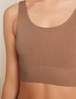 Vores Ribbed Seamless Bra er lavet i et åndbart og elastisk ribbet strikstof. Den kan bæres under noget eller alene som en crop top. Ribbed Seamless Bra har den perfekte balance mellem stil og komfort. Oplev den bløde ryg og brede underbånd, som giver støtte hele dagen. Denne bh har brede ikke-justerbare stopper i et sømfrit design. Den har ingen polstring, men er dobbelt lag for at give dig støtte og komfort på samme tid.