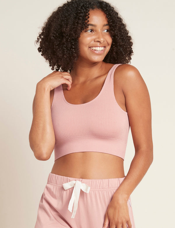 Vores Ribbed Seamless Bra er lavet i et åndbart og elastisk ribbet strikstof. Den kan bæres under noget eller alene som en crop top. Ribbed Seamless Bra har den perfekte balance mellem stil og komfort. Oplev den bløde ryg og brede underbånd, som giver støtte hele dagen. Denne bh har brede ikke-justerbare stopper i et sømfrit design. Den har ingen polstring, men er dobbelt lag for at give dig støtte og komfort på samme tid.