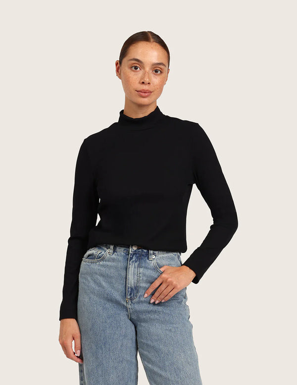 Ribbet Top med Rullekrave